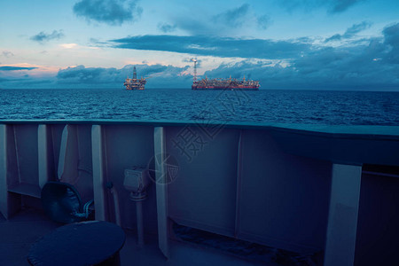 FPSO油轮在离岸石油和天然气工业的LiopleRig平台附近图片