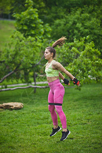 运动女在公园户外与健身口香糖放图片