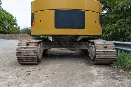 油缸一辆大型黄色挖土机从后方可见背景