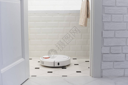 洗手间里的白色机器人图片
