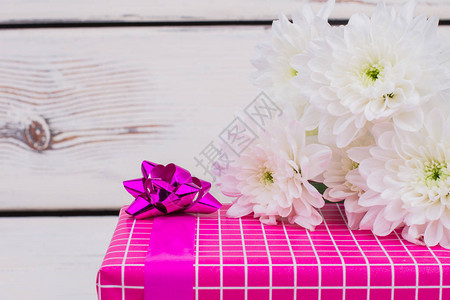 粉红色礼物盒和白色花朵白菊花包和现装图片
