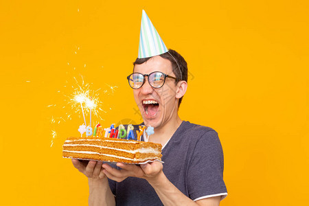 黄色背景上的祝贺蛋糕图片