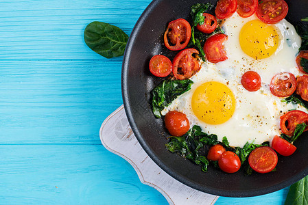 早餐生酮减肥食品煎鸡蛋菠菜和西红柿酮图片