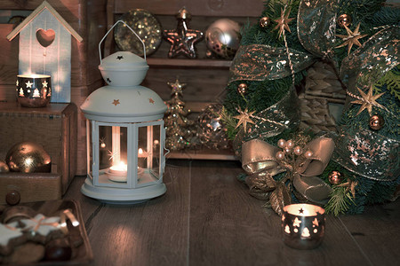 老式上的装饰蜡烛和圣诞装饰品图片
