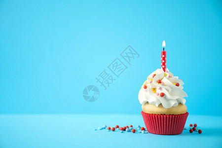 美味的生日蛋糕蜡烛在浅蓝色背景上图片