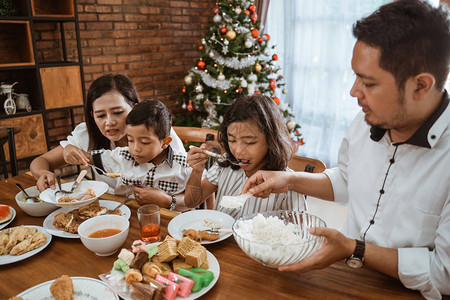 与家人共进午餐在圣诞节当天一图片