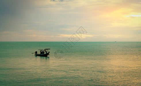 美丽的热带海在早晨与金色的日出天空长尾船的渔民与间捕鱼文化宁静祥和的景象早上平静的海面与图片