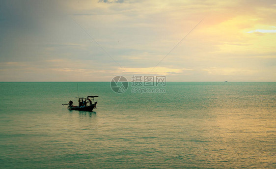 美丽的热带海在早晨与的日出天空长尾船的渔民与间捕鱼文化宁静祥和的景象早上平静的海面与图片