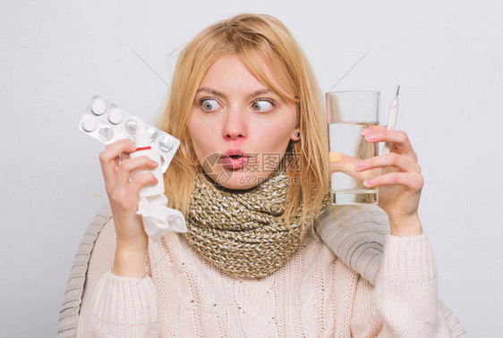 对药物耐受良好生病的女人正在治疗由感冒或流感引起的症状不健康的女人拿着药丸和水杯可爱生病的女孩服用抗感冒药物治疗和增图片