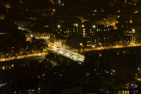 格鲁吉亚第比利斯城市之夜的风景和Mtkvari或Kura图片
