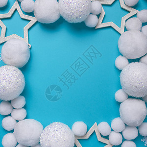 圣诞节新年路边平铺着白球和雪星和圣诞装饰浅蓝色背景图片