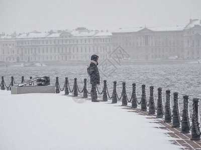 在圣彼得堡的冬天一个在大雪图片