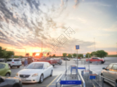 在美国得克萨斯州达拉斯附近的杂货店的回程购物车区附近发现的停车场图片
