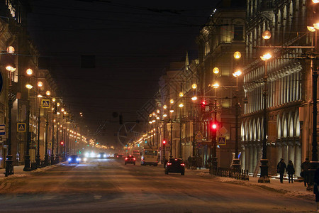 冬季城市一条街上的汽车和行人交通堵车和行图片