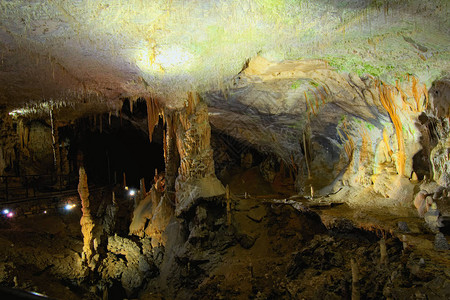 波斯托伊纳洞穴广角景观洞穴内的古代构造与钟乳石和笋欧洲著名的旅游胜地和旅游目的地图片
