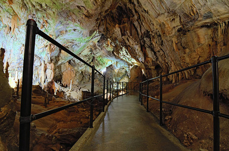钟乳石和笋之间的狭窄通道波斯托伊纳洞穴的神秘景观斯洛文尼亚著名的旅游胜地和浪漫图片
