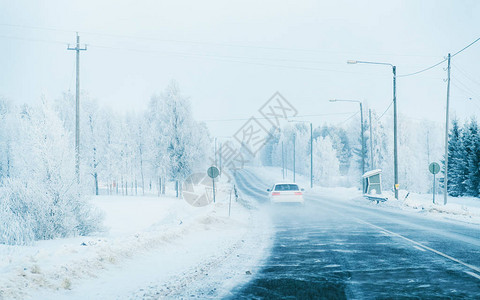 芬兰冬季雪路上的汽车拉普兰的汽车和寒冷景观在欧洲森林的汽车芬兰城市公路骑行道路和线下雪的街图片