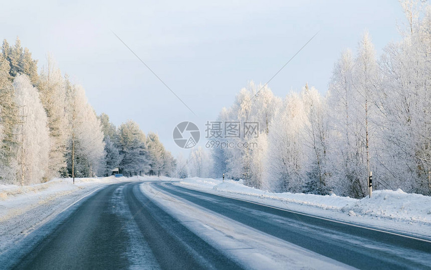 有雪的冬天路在芬兰拉普兰寒冷的风景欧洲森林芬兰城市公路骑行道路和线下雪的街图片