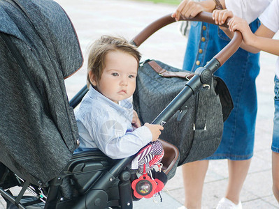 婴儿坐在一辆灰色的婴儿车里图片