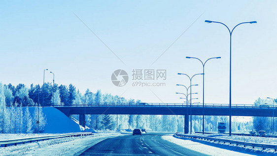 芬兰冬季雪路上的汽车拉普兰的汽车和寒冷景观在欧洲森林的汽车芬兰城市公路骑行道路和线下雪的街图片