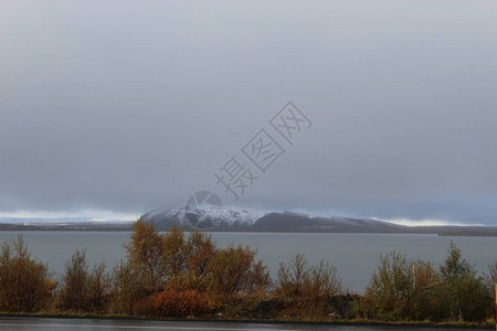 冰岛美丽的雪山和白雪皑的云图片