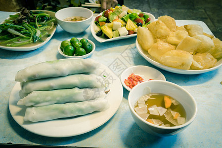 越南河内的米粉卷Phocuon和充气炒米粉或米粉枕头chienphong的午餐食物安排鱼露大蒜胡萝卜醋图片