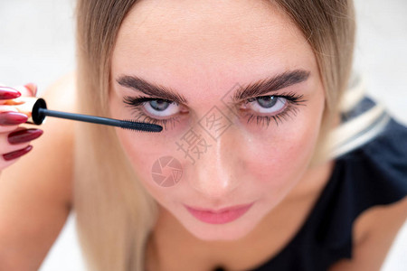 用睫毛膏刷的女眼睛长睫毛和睫毛膏图片