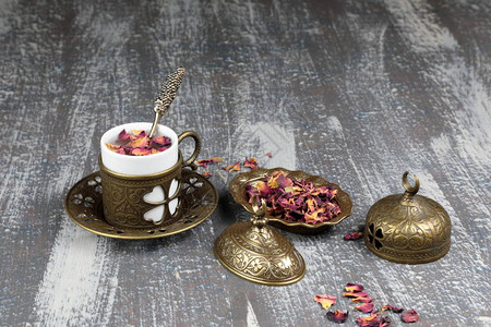 制成玫瑰茶和木本底的一杯茶干图片