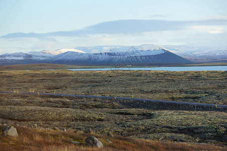 冰岛密夫坦湖的冰雪火山坑图片