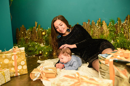 圣诞节和母亲的概念圣诞节和人的概念母亲和婴儿的礼物在圣诞节上图片