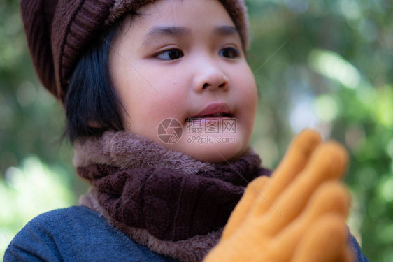 一个穿着羊毛帽的可爱小女孩的肖像图片