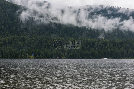 俄罗斯西伯利亚阿尔泰山脉的Teletskoye湖图片