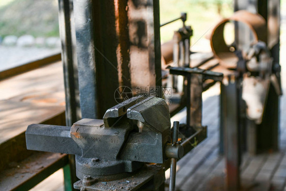 铁匠的夹具旧工作台上的金属夹具Vi图片