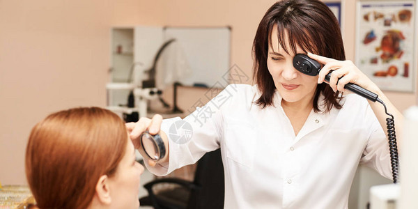 验光师实验室的眼科医生与女患者眼保健医疗诊图片