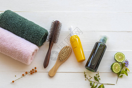 草药洗发水提取亚洲植物青柠植物群与头发护理血清梳子和毛巾布保健图片