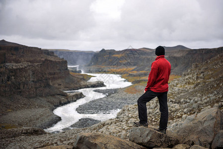 年轻的远足者站在Jokulsa谷边缘瓦特纳霍尔冰川和Detifos瀑布附近的Fj图片