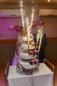 派对上美味的婚礼蛋糕烟图片
