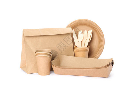 生态友好餐具和纸袋在白色背景上隔绝图片