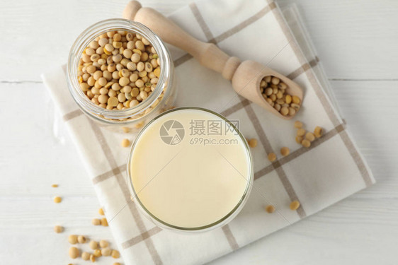 豆类牛奶杯子大豆种子白纸巾木制背图片