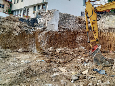 大型推土机挖掘机在施工现场挖掘时在挖掘现场的肮图片