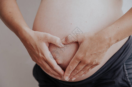 孕妇的肚子和手幸福的心1图片
