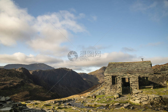 布特默尔附近的布特梅尔湖区划山中古老的两岸风景图图片