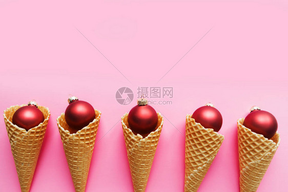 红圣诞面包卷冰淇淋甜筒顶视图片