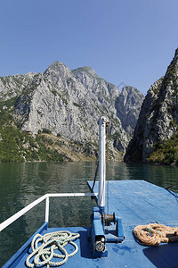 观赏在阿尔巴尼亚达第纳尔阿卑斯山脉的科马尼湖上乘船出游的美丽风景图片
