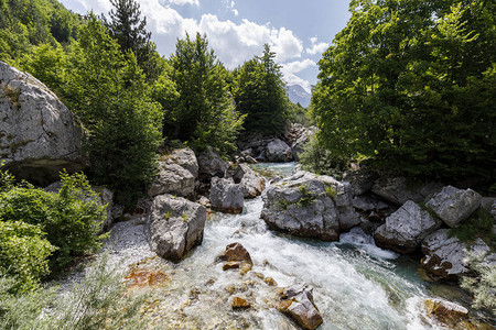 阿尔巴尼亚Dinaric阿尔卑斯山中美丽的Valbona山谷中的Va图片