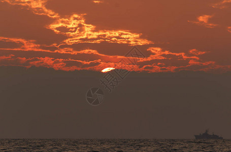 日落海滩背景海浪在傍晚日落的光线下太阳在地平线以下在海的地平线上图片