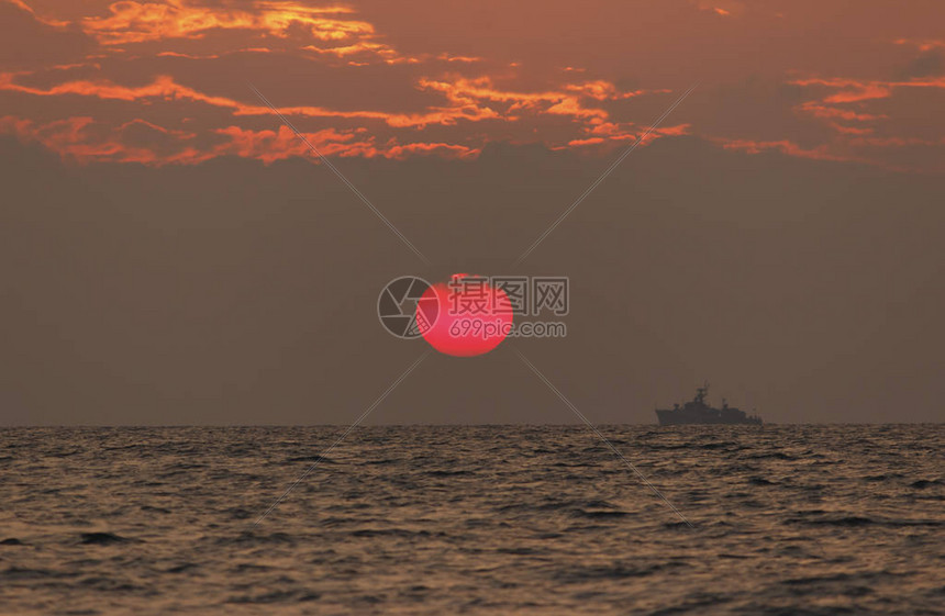 日落海滩背景海浪在傍晚日落的光线下太阳在地平线以下在海的地平线上高清图片下载-正版图片506310969-摄图网