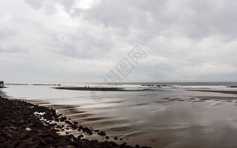 美丽的热带海滩日落天空和海浪在阴雨多云的阴天形成了一种安静的大气情感景观情绪和色调风格的形象旅游自然喜背景图片