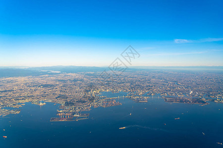 日出时横滨市川崎市和小田市的空中景象图片