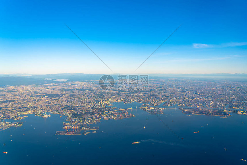 日出时横滨市川崎市和小田市的空中景象图片